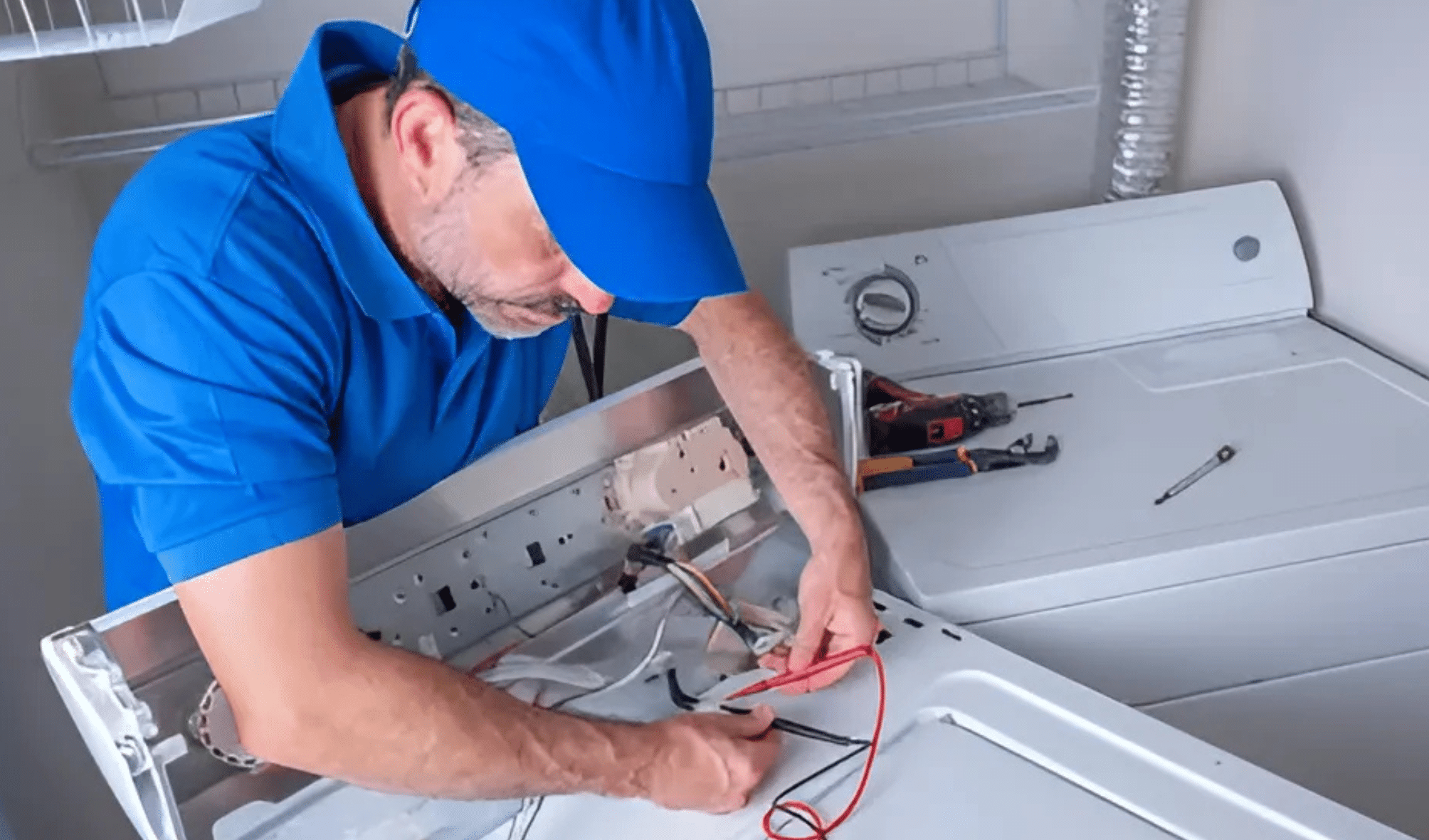 técnico consertando aparelho