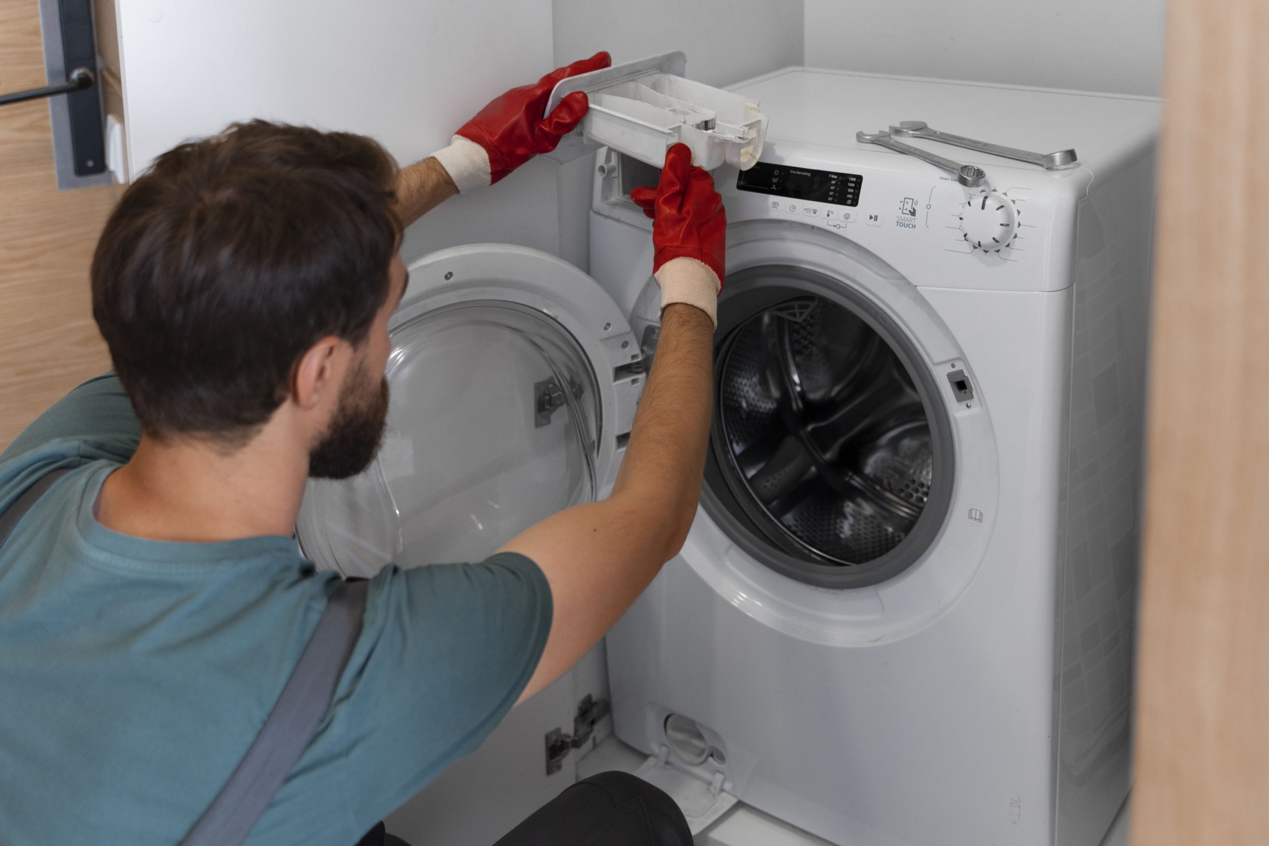homem consertando uma máquina de lavar