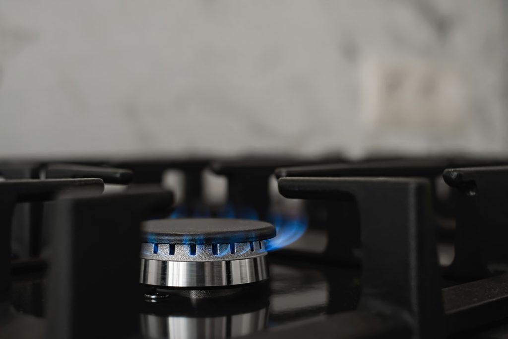 fogao de cozinha moderno queima de gas natural com uma chama azul