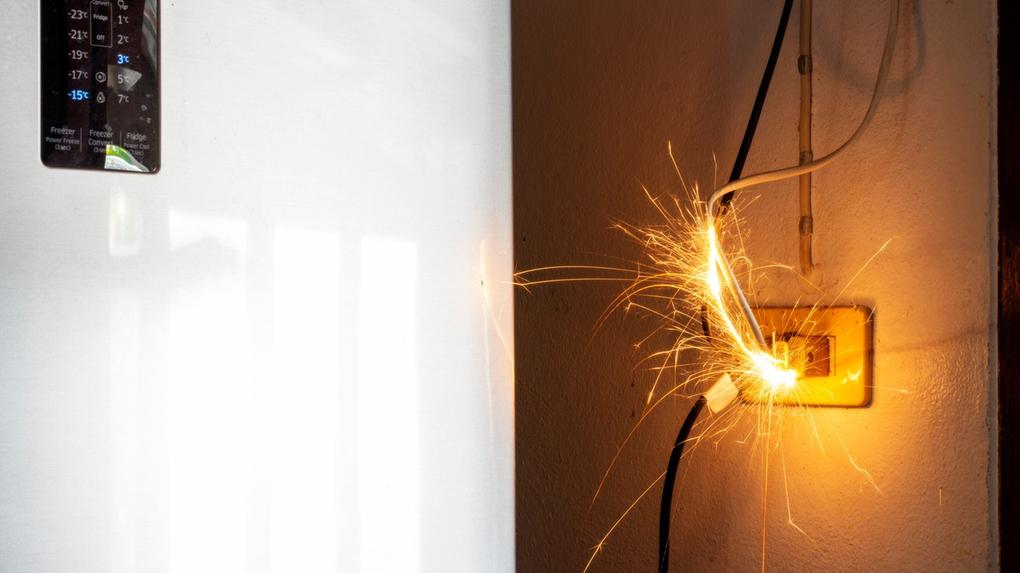 geladeira branca queimada por curto circuito