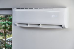 ar condicionado fixado numa parede branca