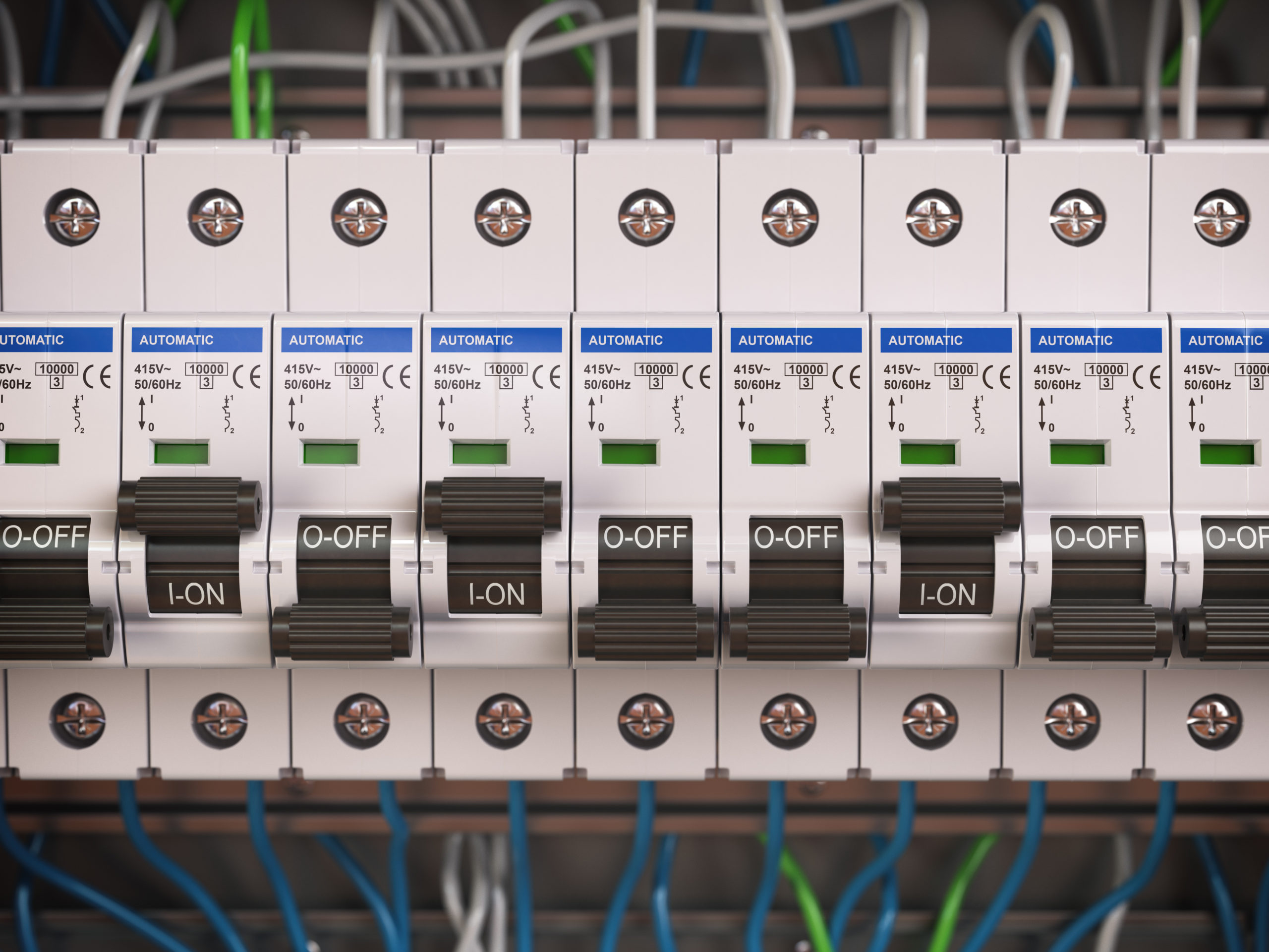 Disjuntores elétricos alinhados em um painel de distribuição, com cabos coloridos conectados ao fundo.