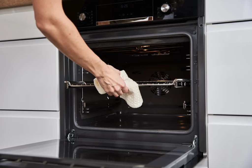 Como limpar forno elétrico com segurança? Veja o passo a passo para remover gordura, evitar danos e conservar o aparelho. Saiba mais.